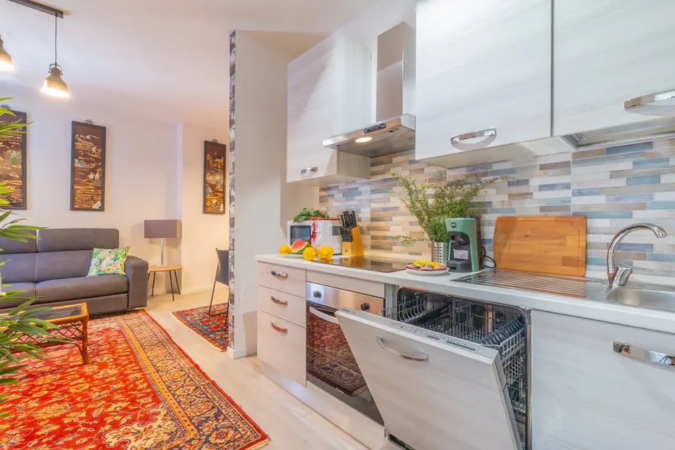 Cucina con lavastoviglie