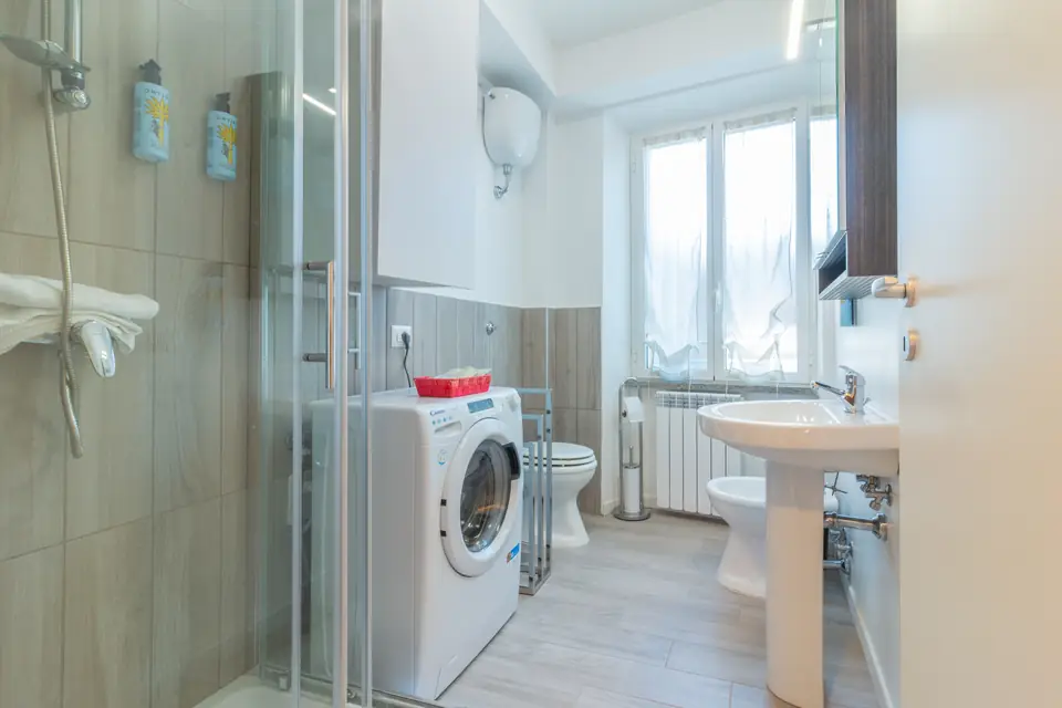 Bagno con doccia e lavatrice
